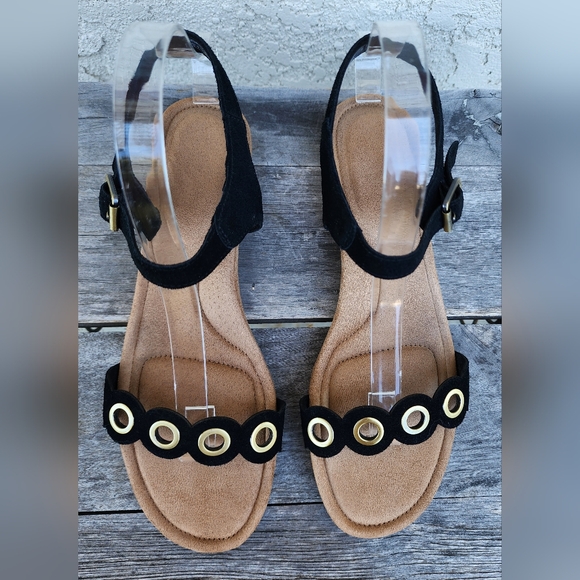 10 women Koolaburra by UGG platform cork grommet strap sandals black gold velvet - Picture 4 of 16